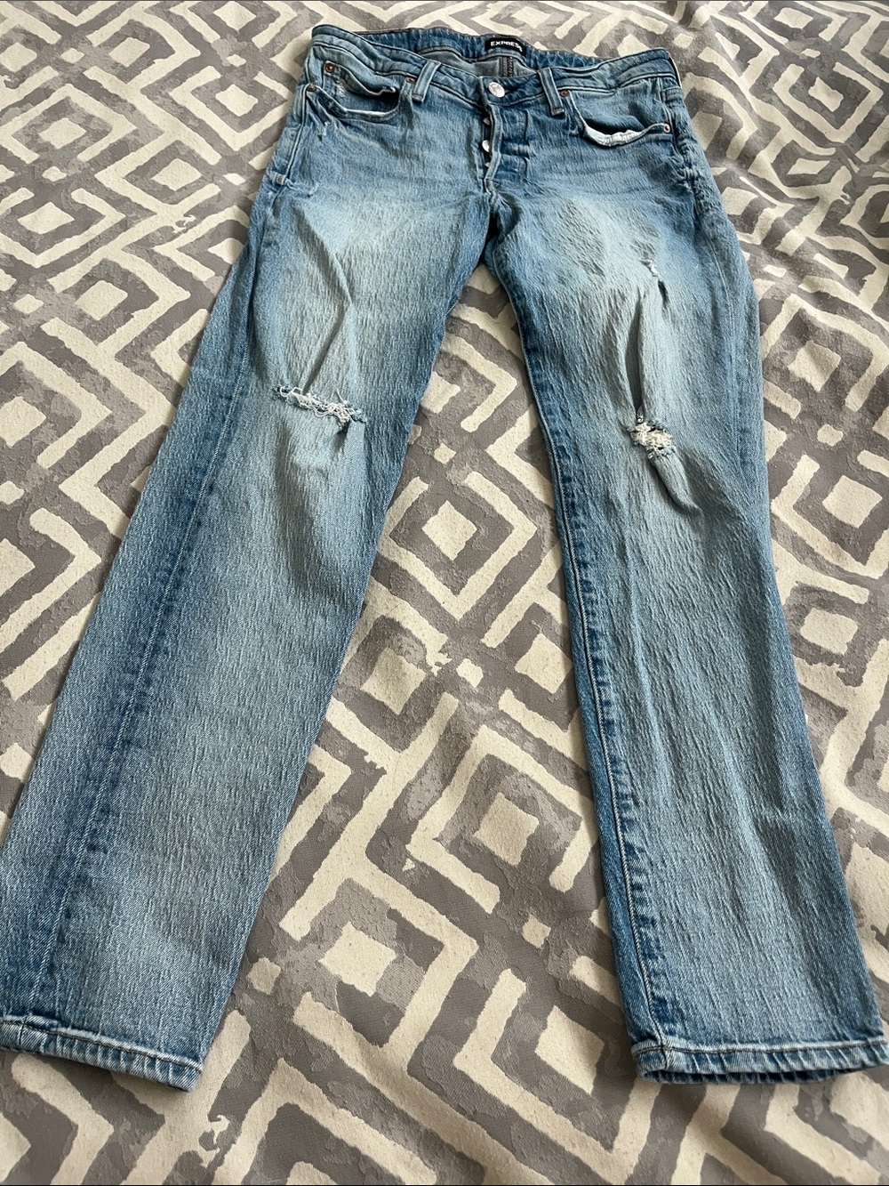 ❤️ 6 for 20 ❤️  Express light Wash Distressed Jeans sz 32